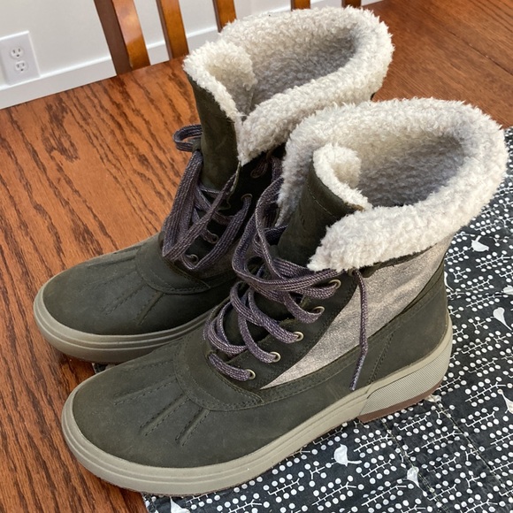 Never worn Merrell Winter Boots. - Picture 4 of 4